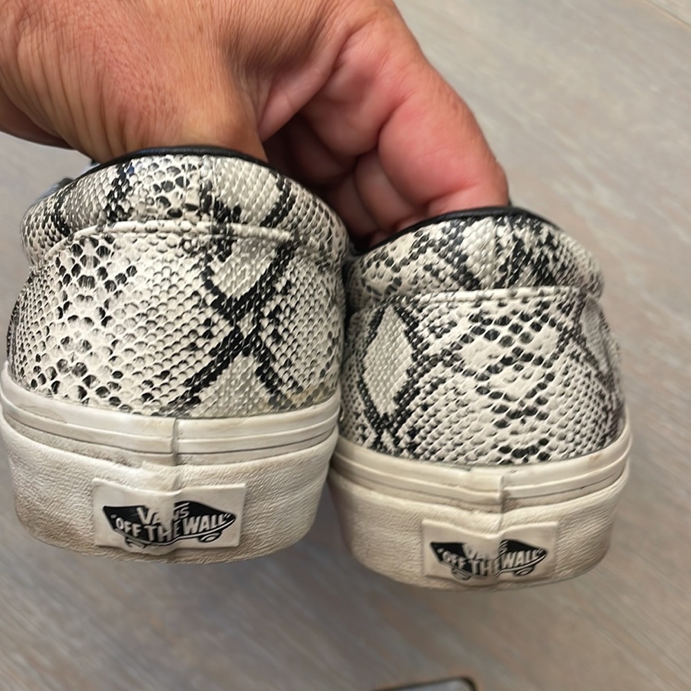 Van’s shoes, size 9 - Picture 4 of 8